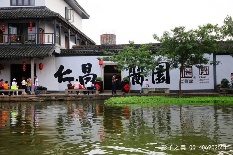 1月25日,西安一路面塌陷,路边轿车陷入坑中